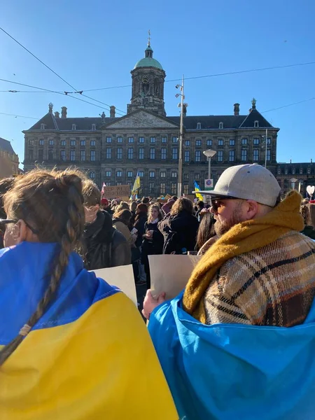 Nizozemsko Amsterdam 2022 Lidé Ukrajinskými Vlajkami Plakáty Účastní Protestu Proti — Stock fotografie zdarma