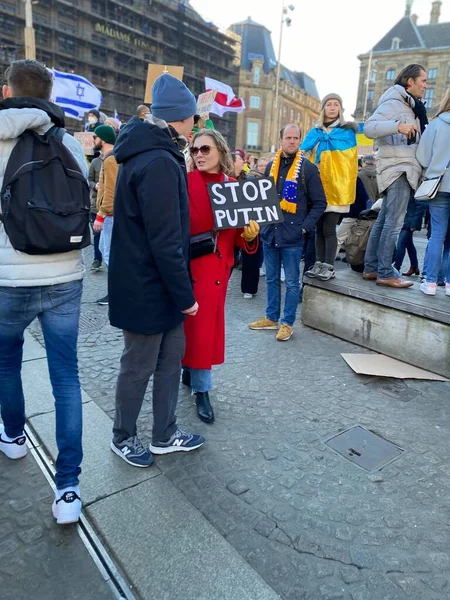 Niederlande Amsterdam 2022 Menschen Mit Ukrainischen Fahnen Und Plakaten Nehmen — kostenloses Stockfoto