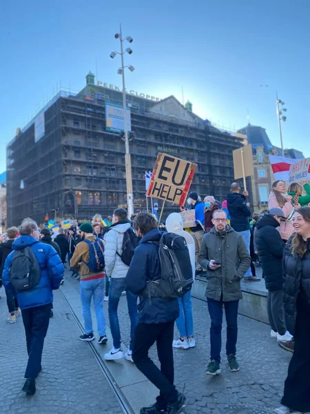 Nizozemsko Amsterdam 2022 Lidé Ukrajinskými Vlajkami Plakáty Účastní Protestu Proti — Stock fotografie zdarma