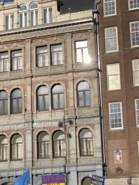 Hollanda, Amsterdam - 27.02.2022: Ukrayna bayrakları ve afişleri olan insanlar Ukrayna 'daki savaşa karşı düzenlenen protestoya katıldılar