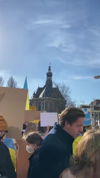 オランダ ハーグ26 ウクライナの旗 プラカード 風船を持つ人々は ウクライナへのロシアの侵攻に対する抗議に参加します  — 無料ストック動画