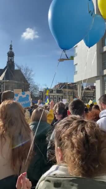 Niederlande Den Haag Menschen Mit Ukrainischen Fahnen Plakaten Und Luftballons — kostenloses Stockvideo