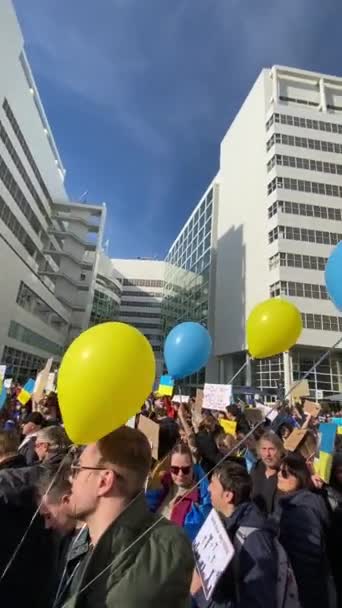 Nederländerna Haag Personer Med Ukrainska Flaggor Plakat Och Ballonger Deltar — Gratis stockvideo