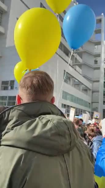 Países Baixos Haia Pessoas Com Bandeiras Cartazes Balões Ucranianos Participam — Vídeo de Stock Grátis