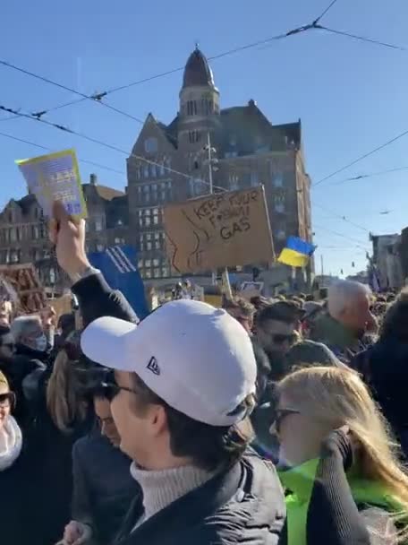 Нидерланды Амстердам 2022 Люди Украинскими Флагами Плакатами Участвуют Акции Протеста — Бесплатное стоковое видео