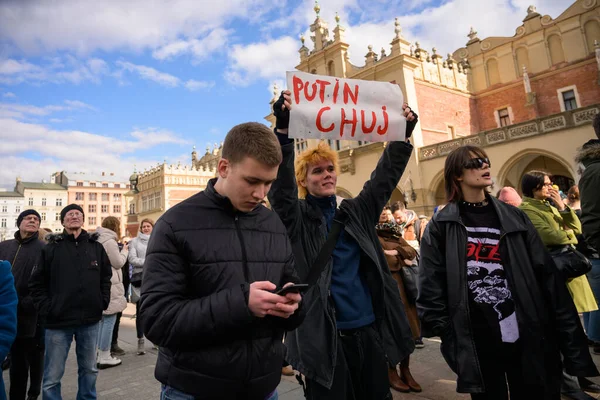 ポーランド クラクフ 2022 ウクライナの抗戦争プラカードを持つ人々は ウクライナのロシアの侵略に対する抗議に参加します  — 無料ストックフォト