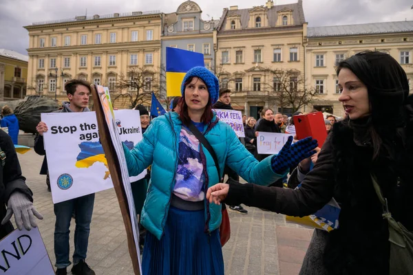 Polen Krakau 2022 Menschen Mit Ukrainischen Antikriegsplakaten Nehmen Einem Protest — kostenloses Stockfoto