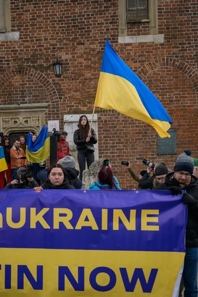 Польща Краків 2022 Люди Українськими Антивоєнними Плакатами Беруть Участь Протестах — Безкоштовне стокове фото
