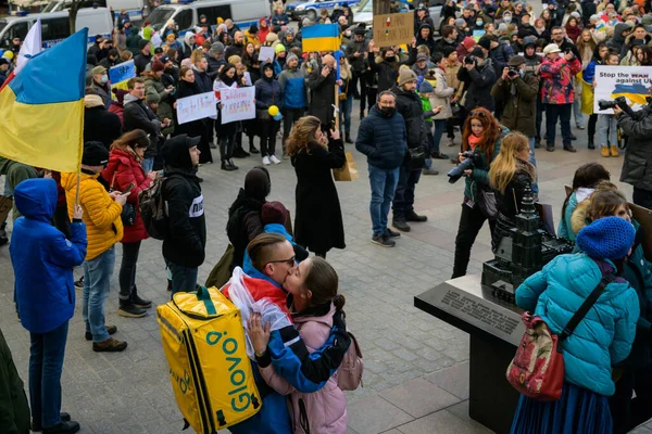Polen Krakau 2022 Mensen Met Oekraïense Oorlogsborden Nemen Deel Aan — Gratis stockfoto