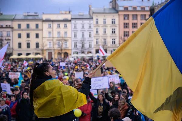 Polen Krakau 2022 Menschen Mit Ukrainischen Antikriegsplakaten Nehmen Einem Protest — kostenloses Stockfoto