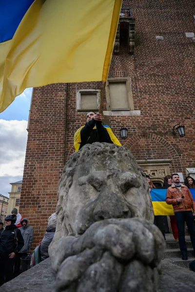 Polonia Cracovia 2022 Persoanele Pancarte Război Ucrainene Participă Protest Împotriva — Fotografie de stoc gratuită
