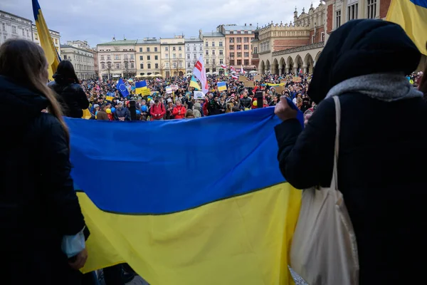 ポーランド クラクフ 2022 ウクライナの抗戦争プラカードを持つ人々は ウクライナのロシアの侵略に対する抗議に参加します  — 無料ストックフォト