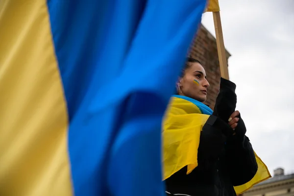 Πολωνία Κρακοβία 2022 Άνθρωποι Ουκρανικές Πλακέτες Κατά Του Πολέμου Συμμετέχουν — Δωρεάν Φωτογραφία