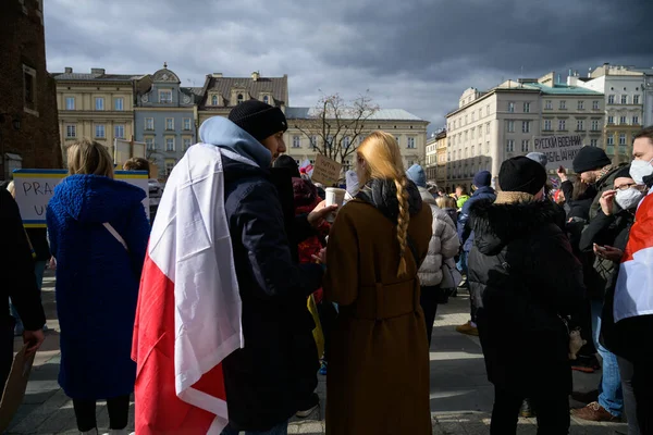 Polen Krakau 2022 Menschen Mit Ukrainischen Antikriegsplakaten Nehmen Einem Protest — kostenloses Stockfoto