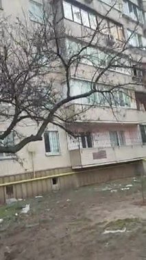 Kyiv, Ukrayna 25 Şubat 2022: Kiev Rus füze patlaması sonucu binayı tahrip etti.