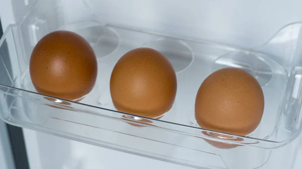 Primer Plano Los Huevos Castaños Refrigerador Huevos Estante Almacenamiento Frío —  Fotos de Stock