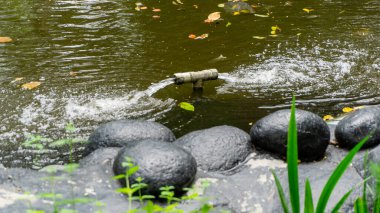 Sirkülasyonu korumak için borudan su fışkırıyor.