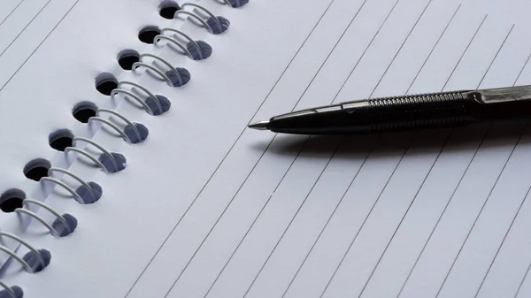Στυλό Από Μαύρο Μελάνι Σημειωματάριο Πένα Φύλλο Χαρτιού — Φωτογραφία Αρχείου