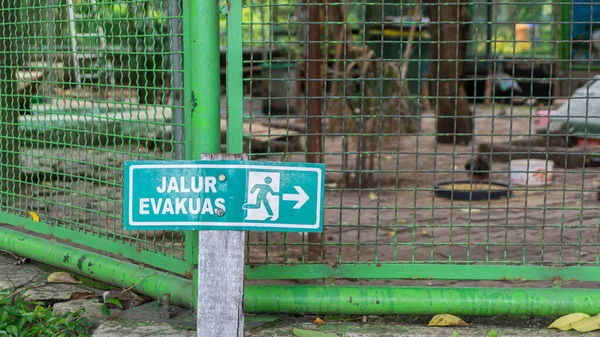 Tahliye yolu tabelası Bahasa 'da yazılmış, tahliye yolu. 