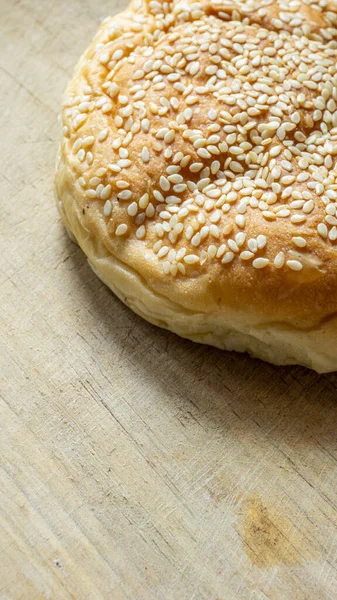 自家製パンにゴマがのったロールパン ゴマの種のバーガーパン ハンバーグの具材 — ストック写真