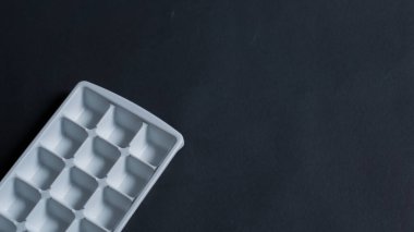 Siyah arka planda buz küpü tepsisi. buz küpü çekmece kopyalama alanı ve metin alanı