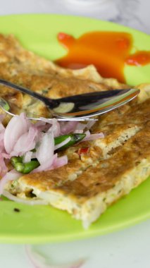 Tabakta servis edilen tavuk ve ördek yumurtalarından yapılan 