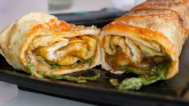 Yumurtalı omlet ve sebzeli dürüm. Yumurtalı omlet ve sebzeli Türk kebabı