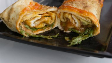 Yumurtalı omlet ve sebzeli dürüm. Yumurtalı omlet ve sebzeli Türk kebabı