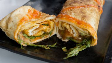 Yumurtalı omlet ve sebzeli dürüm. Yumurtalı omlet ve sebzeli Türk kebabı