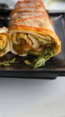 Yumurtalı omlet ve sebzeli dürüm. Yumurtalı omlet ve sebzeli Türk kebabı