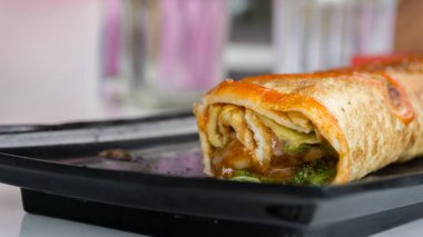Yumurtalı omlet ve sebzeli dürüm. Yumurtalı omlet ve sebzeli Türk kebabı