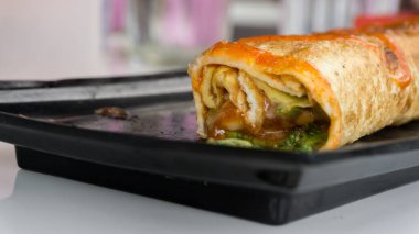 Yumurtalı omlet ve sebzeli dürüm. Yumurtalı omlet ve sebzeli Türk kebabı
