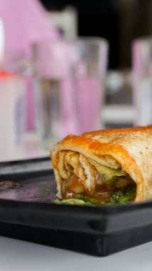 Yumurtalı omlet ve sebzeli dürüm. Yumurtalı omlet ve sebzeli Türk kebabı