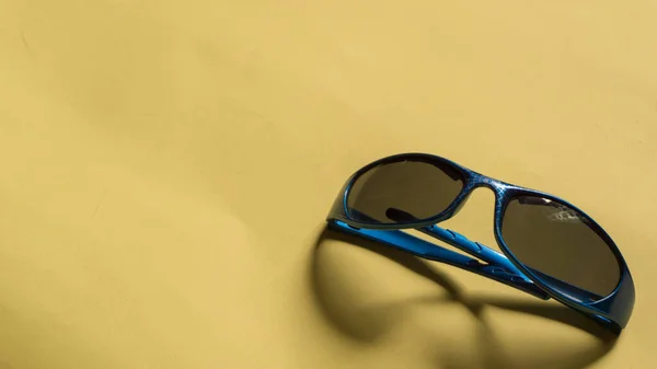 Μπλε Παιδικά Πλαστικά Γυαλιά Κίτρινο Φόντο — Φωτογραφία Αρχείου