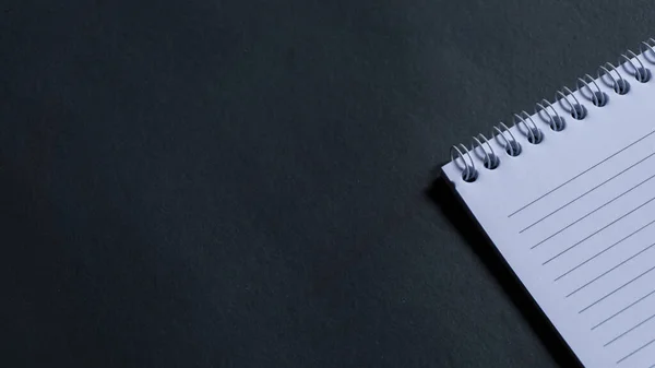 最小的工作空间 顶部的笔记本黑色背景 笔记本复制空间和文字空间 — 图库照片