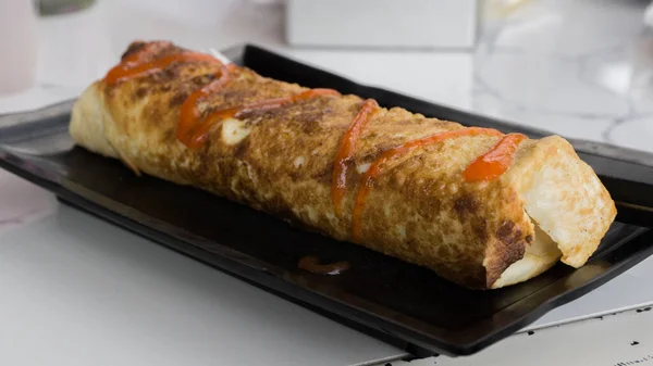 Burrito Wraps Met Omelet Groenten Bord Turkse Kebab Met Omelet — Stockfoto