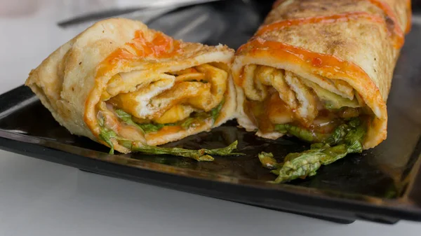Burrito Wraps Mit Eieromelett Und Gemüse Auf Teller Türkischer Dönerspieß — Stockfoto