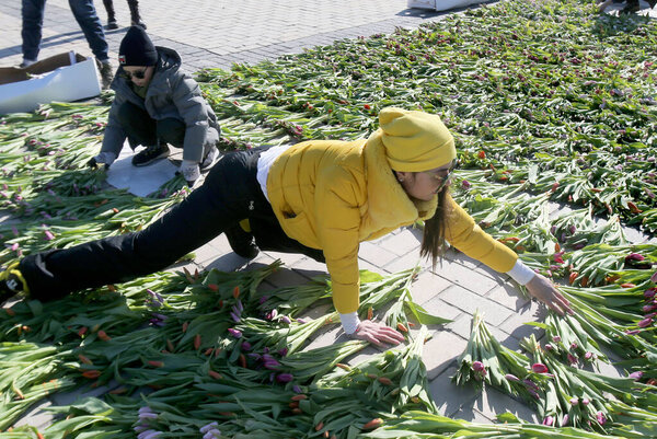 Kyiv Ukraine March 2022 People Lay Out Coat Arms Flowers — Stock Photo, Image