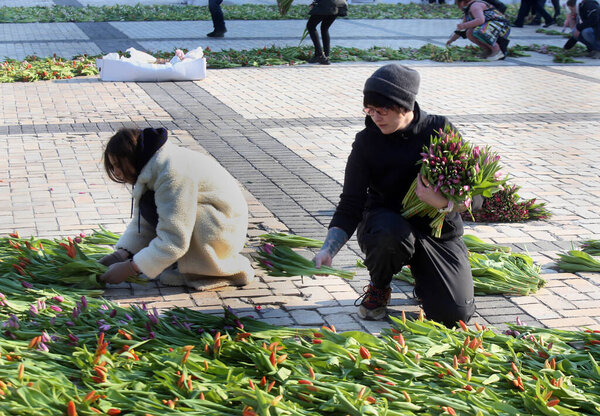 Kyiv Ukraine March 2022 People Lay Out Coat Arms Flowers — Stock Photo, Image