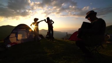 Artvin Yldz Platosu 'nda günbatımında akordeon çalan ustanın 4k görüntüsü..