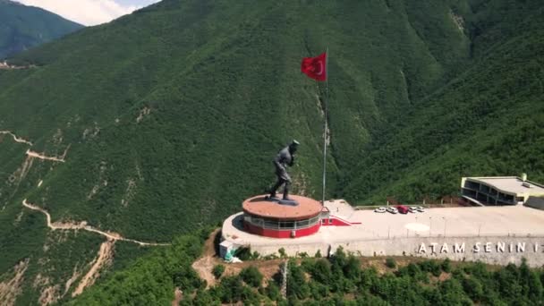 用无人驾驶飞机拍摄的Artvin Atatepe Atatrk纪念碑的4K航拍 — 图库视频影像