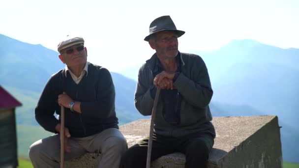 Filmagem Dois Velhos Amigos Conversando Juntos Planalto — Vídeo de Stock