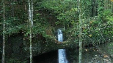 Artvin Murgul Delikli Kaya şelalesinin 4K görüntüsü İHA ile havada.