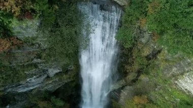 Artvin Maral Şelalesinin insansız hava aracı ile 4K görüntüsü.