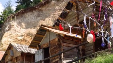 Tahta Kulübelerin yanındaki Dilek Ağacı 'nın 4K' lık kaydıraç kulesi görüntüsü.