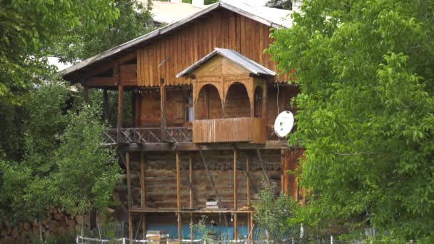 Tiro Una Casa Madera Entre Árboles Verdes — Vídeos de Stock