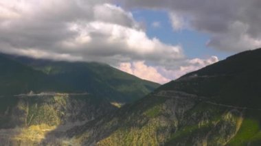 Artvin Dağı 'nın zirvesinin 4K' lık hızlandırılmış görüntüsü. Zaman aşımı bulutları.