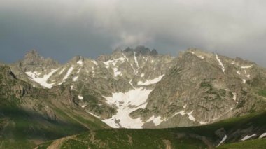 Türkiye Artvin Yıldız Golu Erimemiş Karlar. 4K Zaman Süreleri.