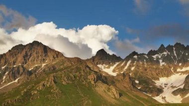 Türkiye Artvin Yıldız Golu Erimemiş Karlar. 4K Zaman Süreleri.