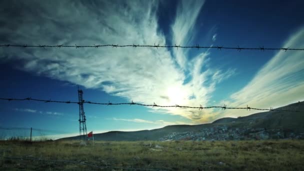 Tiempo Movimiento Transcurre Desde Detrás Malla Alambre Nubes Blancas Movimiento — Vídeos de Stock